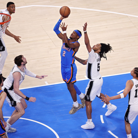 San Antonio, Oklahoma City’yi kendinden emin bir şekilde mağlup ederek NBA yarı final serisinde durumu eşitledi