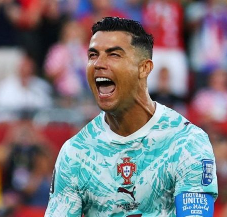 Cristiano Ronaldo, 2026 Dünya Kupası’nda gol atan en yaşlı futbolcu oldu. Turnuva, tecrübeli oyuncuların ve genç yeteneklerin rekorlarıyla hatırlandı