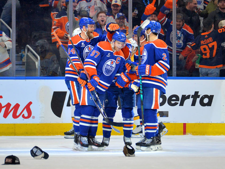 NHL Sezon Öncesi Maçları Başladı: McKenna İlk Maçını Oynadı, McDavid Parladı ve Senneke’nin Hat-trick’i